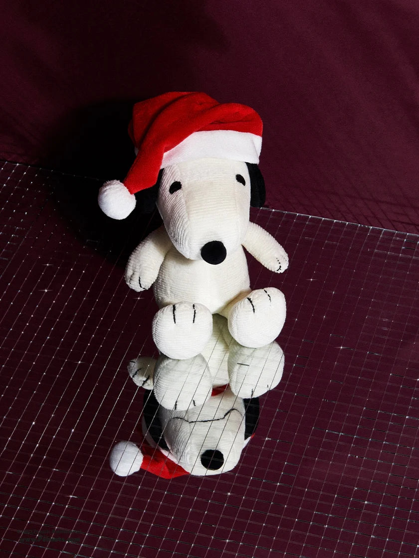 Peanuts Snoopy Sitting with Christmas Hat 17cm