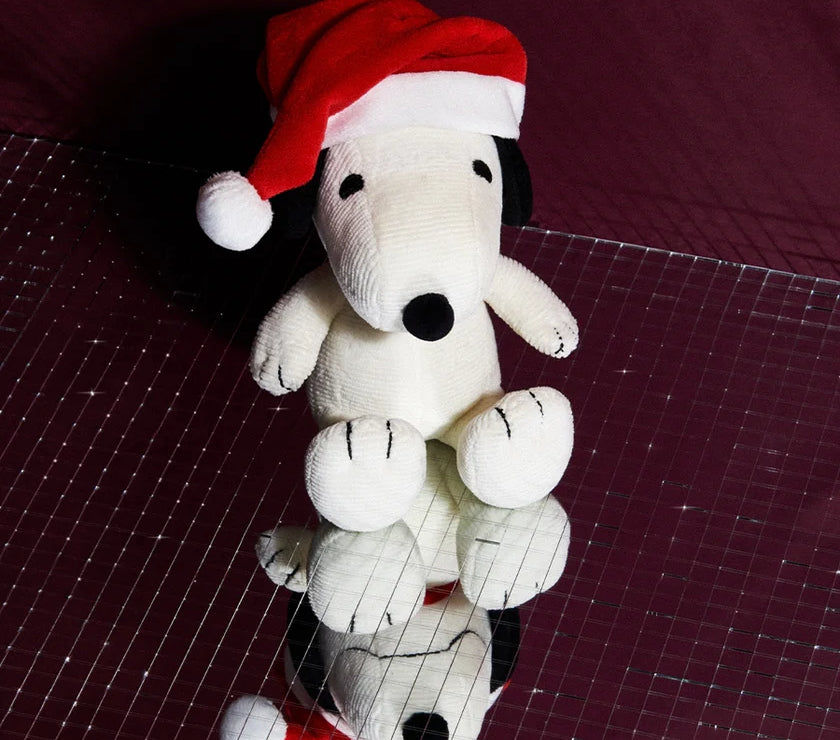 Peanuts Snoopy Sitting with Christmas Hat 17cm