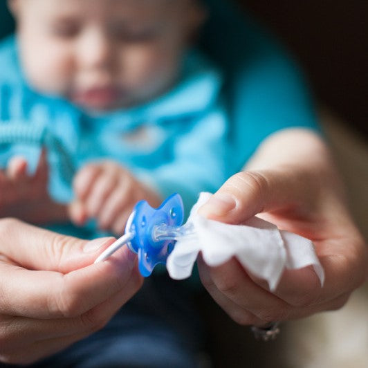 https://cdn.shopify.com/s/files/1/0659/5860/9120/products/HG040_Lifestyle_Wipes_Pacifier_and_Bottle_IMG_0928.jpg?v=1661756162