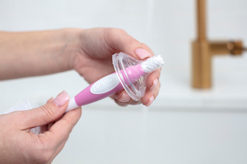 https://cdn.shopify.com/s/files/1/0659/5860/9120/files/Lifestyle_Bottle_Brush_Pink_cleaning_Wide-Neck_nipple_2.jpg?v=1684921080