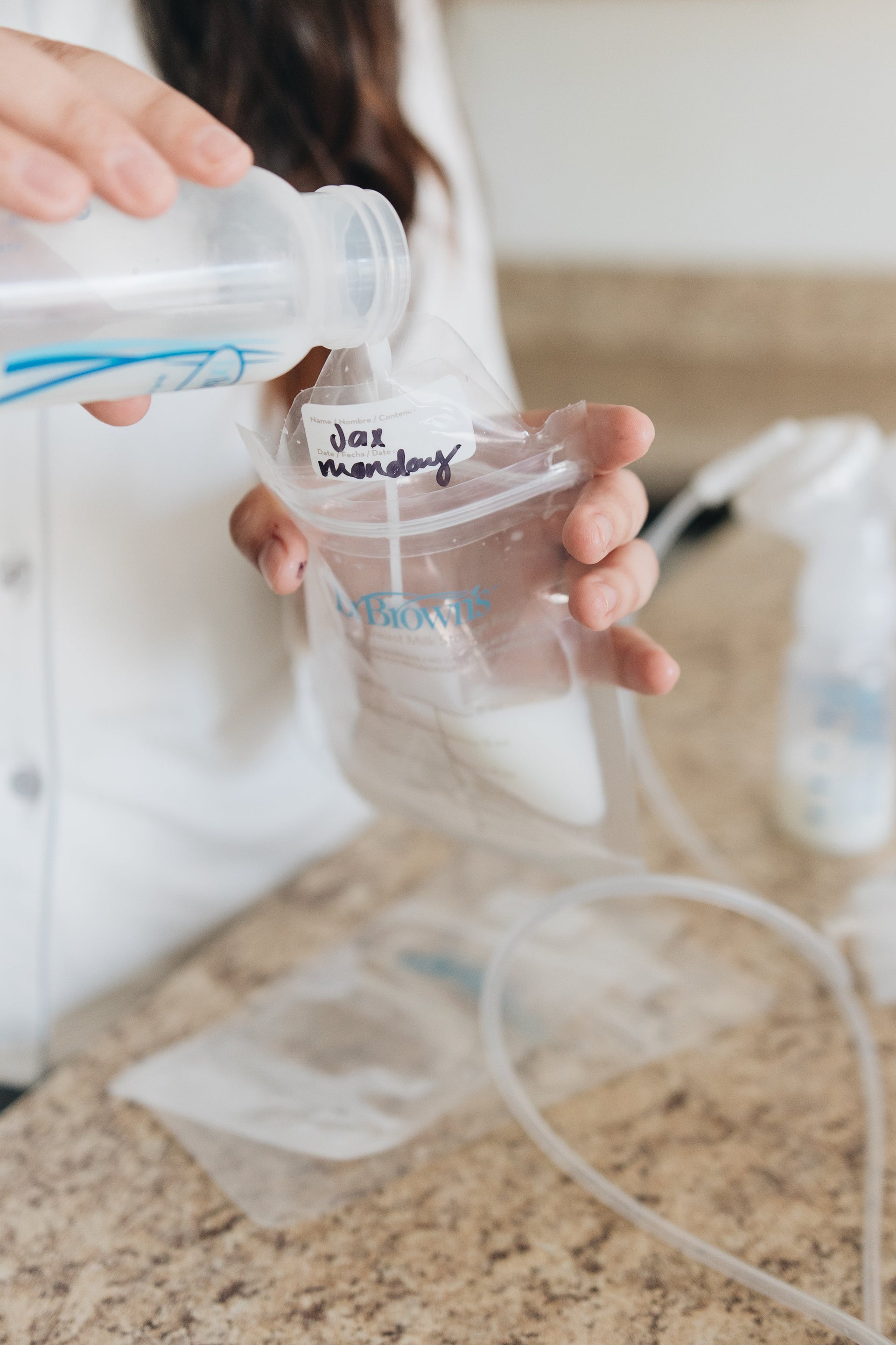 https://cdn.shopify.com/s/files/1/0659/5860/9120/products/Lifestyle_Breast_milk_Storage_Bags_With_Milk.jpg?v=1668585517
