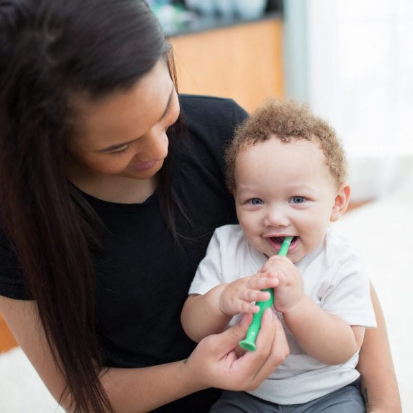 https://cdn.shopify.com/s/files/1/0659/5860/9120/products/Lifestyle_Toothbrush_Crocodile_O16A6976-1-scaled-600x600.jpg?v=1676279170