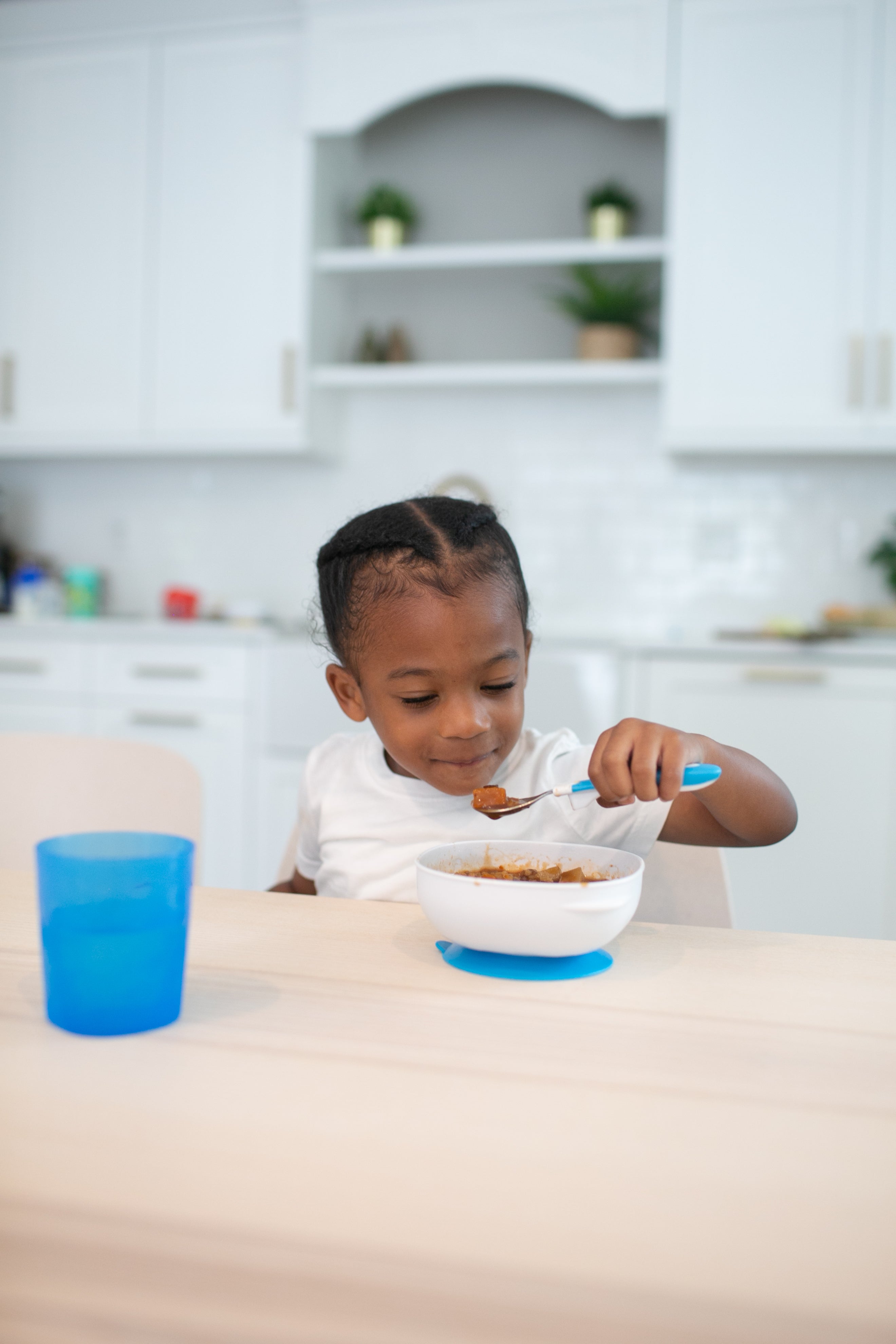 https://cdn.shopify.com/s/files/1/0659/5860/9120/products/Lifestyle_suction_bowl_toddler_tumbler_soft-grip_spoon_or_fork_blue_2.jpg?v=1668588267